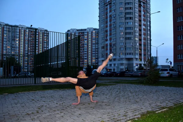 在城市的人行道上 一个有着可怕头发的舞者手舞足蹈 — 图库照片