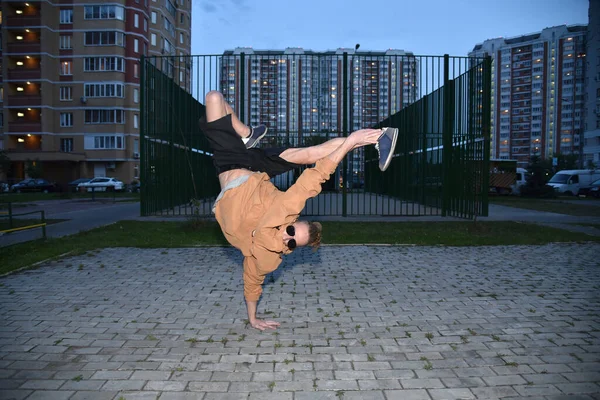 Ein Tänzer Mit Dreadlocks Führt Der Stadt Auf Dem Bürgersteig — Stockfoto