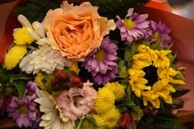 Farklı renklerle karıştırılmış güzel bir buket çiçek.