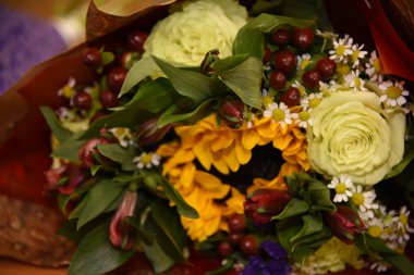 Farklı renklerle karıştırılmış güzel bir buket çiçek.