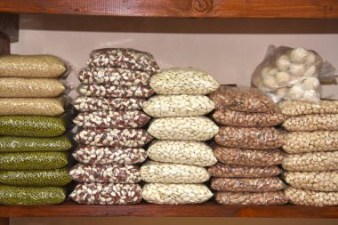 Markette raflar dolusu fasulye, pirinç, fıstık ve diğer çeşitlerle dolu.