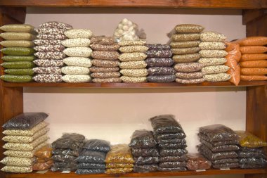 Markette raflar dolusu fasulye, pirinç, fıstık, kuru üzüm, mercimek ve diğer çeşitlerle.