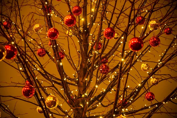 Vestido Com Árvore Brinquedos Redondos Coloridos Noite Moscou Dezembro 2019 — Fotografia de Stock