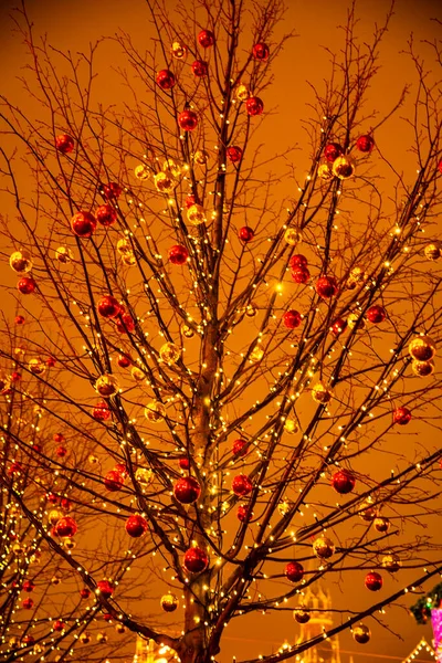 Vestido Con Coloridos Juguetes Redondos Árbol Noche Moscú Diciembre 2019 — Foto de Stock