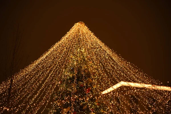 Opgekleed Met Elektrisch Licht Speelgoed Kerstboom Moskou Nachts December 2019 — Stockfoto