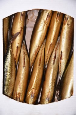 Kutuda tütsülenmiş altın balık dokusu arka planı