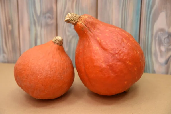 Duas Abóboras Laranja Grandes Pequenas Fundo Madeira — Fotografia de Stock