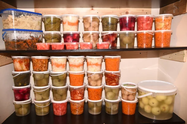 Saladas Coloridas Recipientes Plástico Cilíndrico Nas Prateleiras Adega — Fotografia de Stock