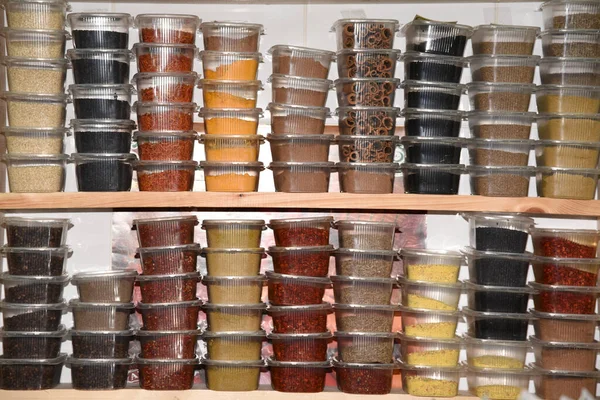 Coloridos Condimentos Envases Transparentes Plástico Estante Tienda Comestibles — Foto de Stock