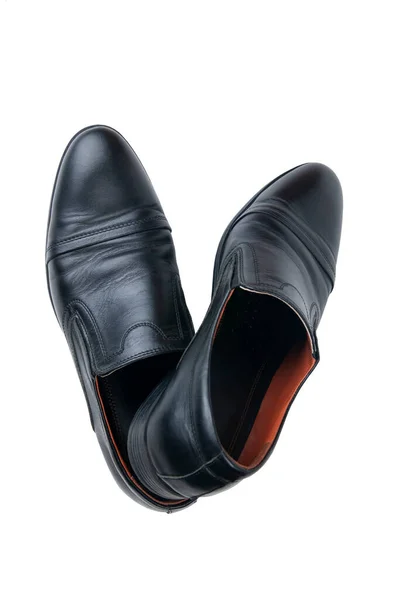 白い背景に黒のファッショナブルな男性の靴のペア 男性の古典的なスーツの補完として黒の靴 — ストック写真