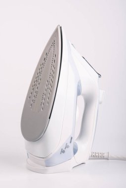 Beyaz arka planda modern buharlı elektrikli ütü