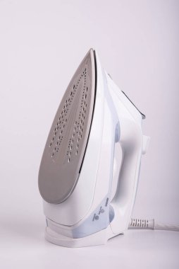 Beyaz arka planda modern buharlı elektrikli ütü