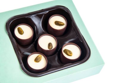 Pistachio çikolataları plastik hücrelerde bir kutuda silindirik şekle bürünür.