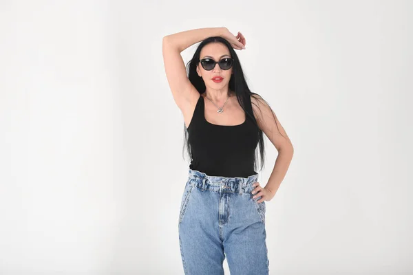 Mujer Con Estilo Estudio Sobre Fondo Blanco Gafas Sol Jeans Fotos De Stock