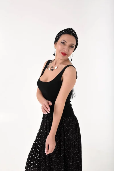 Portret Pięknej Brunetki Czarnej Sukience Uśmiechem Białym Tle Studio — Zdjęcie stockowe