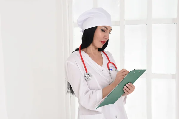 Eine Ärztin Weißen Kittel Mit Stethoskop Zeigt Wie Sie Mit — Stockfoto