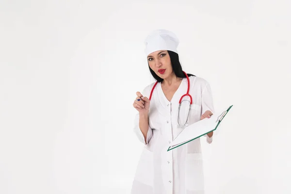 Eine Ärztin Weißem Mantel Auf Weißem Hintergrund Krankenhaus Schreibt Mit — Stockfoto