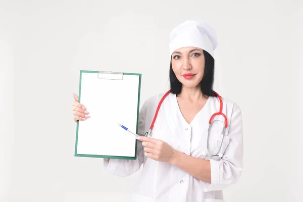 Una Doctora Con Una Bata Blanca Con Estetoscopio Muestra Notas — Foto de Stock