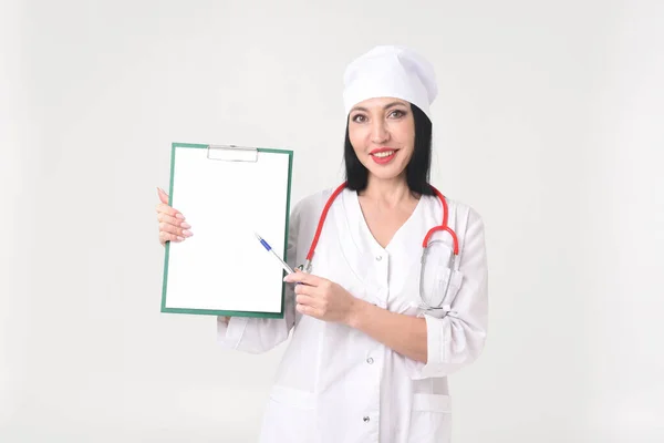 Una Doctora Con Una Bata Blanca Con Estetoscopio Muestra Notas — Foto de Stock