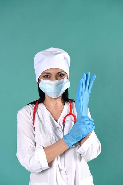 Uma Médica Com Casaco Branco Uma Cobertura Para Cabeça Branca — Fotografia de Stock