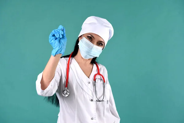 Uma Médica Casaco Branco Uma Cobertura Para Cabeça Branca Com — Fotografia de Stock