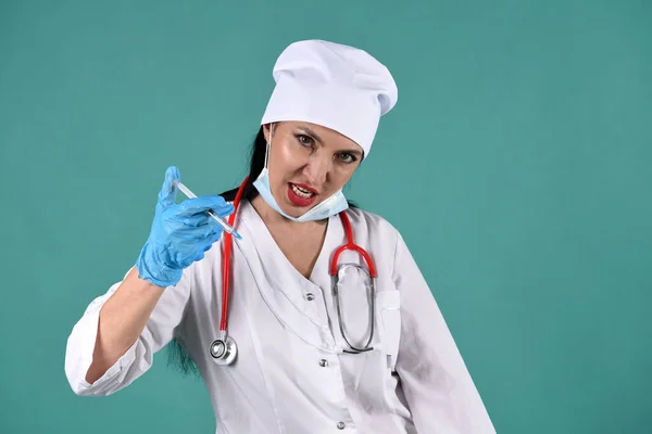 Una Doctora Con Una Bata Blanca Tocado Blanco Con Una —  Fotos de Stock