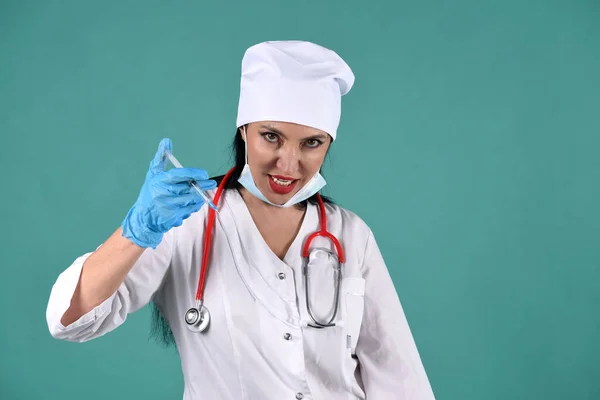Una Doctora Con Una Bata Blanca Tocado Blanco Con Una —  Fotos de Stock
