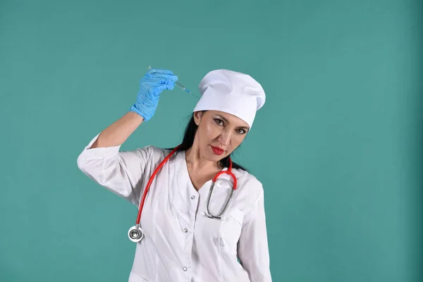Eine Ärztin Weißem Mantel Und Weißem Kopfschmuck Mit Impfspritze Auf — Stockfoto
