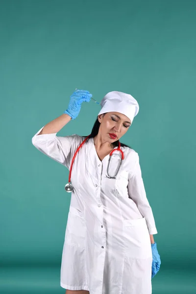 Eine Ärztin Weißem Mantel Und Weißem Kopfschmuck Mit Impfspritze Auf — Stockfoto