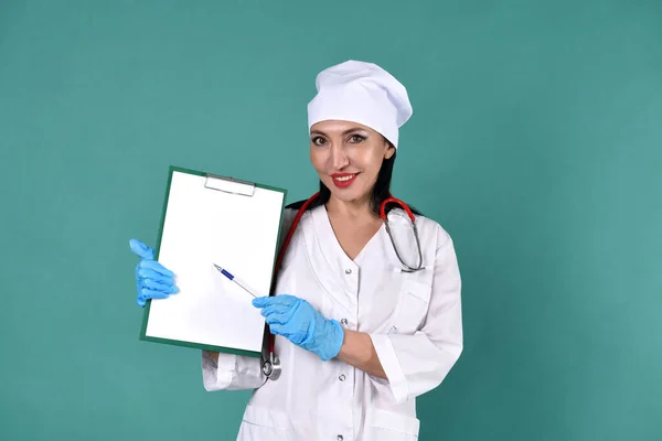 Uma Médica Casaco Branco Uma Cobertura Para Cabeça Branca Mostra — Fotografia de Stock