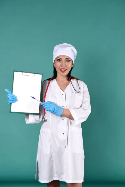 Eine Ärztin Weißem Mantel Und Weißem Kopfschmuck Zeigt Aufnahmen Auf — Stockfoto