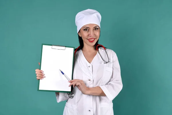 Eine Ärztin Weißem Mantel Und Weißem Kopfschmuck Zeigt Aufnahmen Auf — Stockfoto