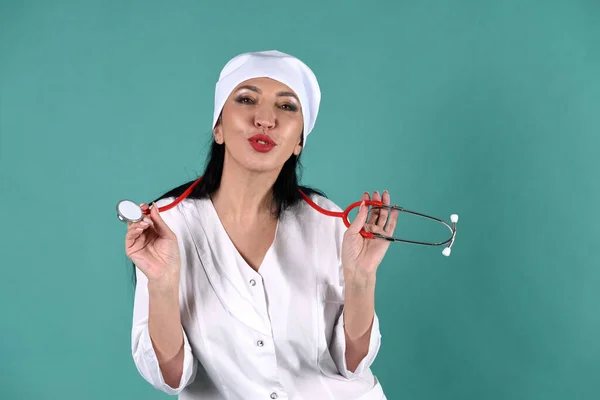 Eine Krankenschwester Mit Stethoskop Posiert Studio Auf Grünem Hintergrund Sexuell — Stockfoto