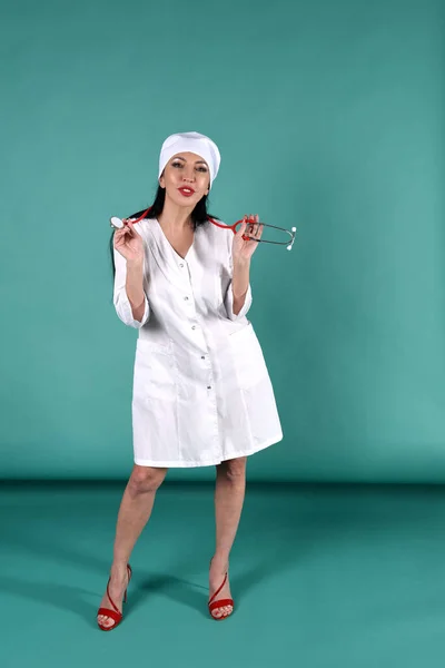 Eine Krankenschwester Mit Stethoskop Posiert Studio Auf Grünem Hintergrund Sexuell — Stockfoto