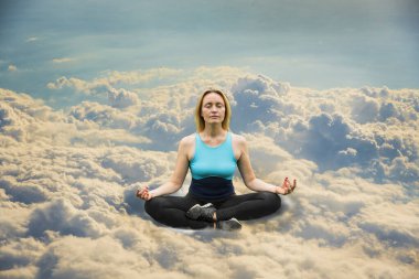 Sarışın, gökyüzünde yoga yapıyor.