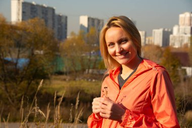 Sarışın doğada şehir dışında.