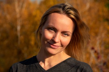 Sarışın, şehrin dışındaki parkta güzel.