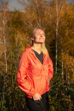 Sarışın, şehrin dışındaki parkta güzel.