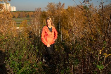 Sarışın, şehrin dışındaki parkta güzel.