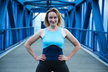 İnşaatın içindeki sarışın.