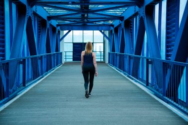 Atletik sarışın geçiş döneminde.