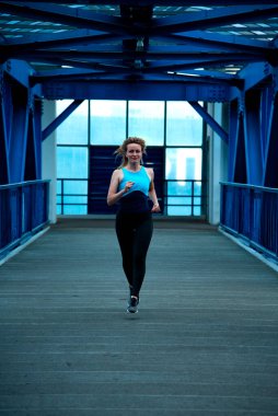 Atletik sarışın geçiş döneminde.