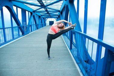 Sportif kadın jimnastikten geçiş döneminde.