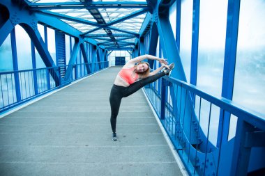 Sportif kadın jimnastikten geçiş döneminde.