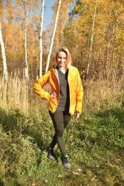 Parkta güzel sarışın sonbahar yürüyüşleri