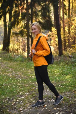 Parkta güzel sarışın sonbahar yürüyüşleri