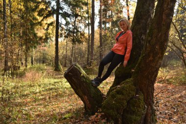 Ormandaki ağaçta güzel bir kadın