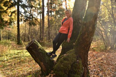 Ormandaki ağaçta güzel bir kadın