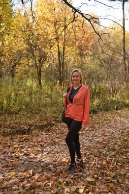 Ormanda yürüyüş yapan güzel bir kadın.