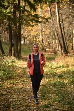 Bir kadın güzel bir ormanda doğanın tadını çıkarır.